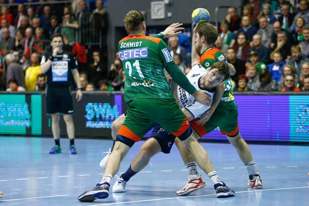 05 12 2019, xtgx, Handball Liqui Moly HBL, SC Magdeburg SG Flensburg Handewitt emspor, v l Erik Schmidt Magdeburg, 21 , Johannes Golla Flensburg, 4 , Piotr Chrapkowski Magdeburg, 3 scores goal, scorers, scores the goal, total, duel, fight, tackle GETEC Arena