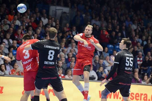 Julius Kuehn MT Melsungen at the litter Azat Valiullin Eulen Ludwigshafen R , Gunnar Dietrich Eulen Ludwigshafen NR 8 , Marino Maric MT Melsungen L , GER, MT Melsungen Die Eulen Ludwigshafen, Handball, 1 Bundesliga Men, 05 12 2019, GER, MT Melsungen Eulen Ludwigshafen, Handball, 1 Liga Men, 05 12 2019 Kassel Copyright: xSippel xEibner-Pressefotox EP_rsl