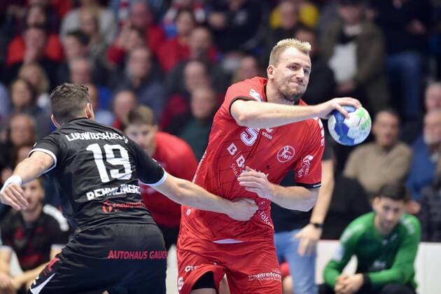 Julius Kuehn MT Melsungen on the ball , Jan Remmlinger Eulen Ludwigshafen L , GER, MT Melsungen Die Eulen Ludwigshafen, Handball, 1 Bundesliga Maenner, 05 12 2019, GER, MT Melsungen Eulen Ludwigshafen, Handball, 1 Liga Maenner, 05 12 2019 Kassel Copyright: xSippel xEibner-Pressefotox EP_rsl