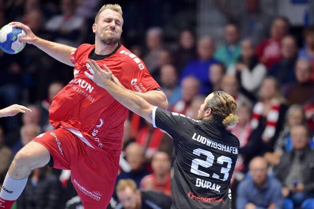 Julius Kuehn MT Melsungen on the Ball and Pascal Durak Eulen Ludwigshafen , GER, MT Melsungen The Eulen Ludwigshafen, Handball, 1 Bundesliga Men, 05 12 2019, GER, MT Melsungen Eulen Ludwigshafen, Handball, 1 Liga Men, 05 12 2019 Kassel Copyright: xSippel xEibner-Pressefotox EP_rsl