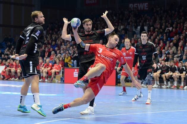 Marino Maric MT Melsungen at the throw Gunnar Dietrich Eulen Ludwigshafen M, Frederic Stueber Eulen Ludwigshafen L , GER, MT Melsungen Die Eulen Ludwigshafen, Handball, 1 Bundesliga Maenner, 05 12 2019, GER, MT Melsungen Eulen Ludwigshafen, Handball, 1 Liga Maenner, 05 12 2019 Kassel Copyright: xSippel xEibner-Pressefotox EP_rsl