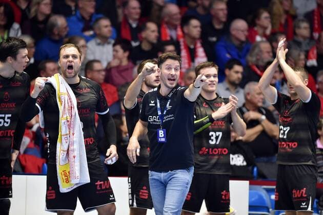 Cheers on the bench Benjamin Matschke Trainer Owls Ludwigshafen in front, Max Neuhaus M, Frederic Stueber 2 v L, GER, MT Melsungen The Owls Ludwigshafen, Handball, 1 Bundesliga Maenner, 05 12 2019, GER, MT Melsungen Owls Ludwigshafen, Handball, 1 Liga Maenner, 05 12 2019 Kassel Copyright: xSippel xEibner-Pressefotox EP_rsl