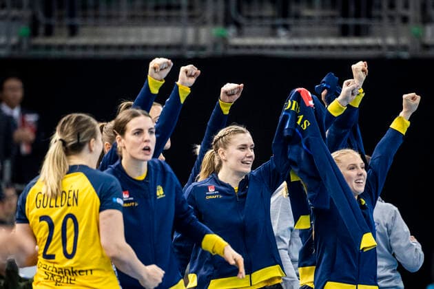 191206 Players of Sweden celebrate during the Women s World Handball Championship match between Russia and Sweden on December 6, 2019 in Kumamoto Photo Ludvig Thunman BILDBYRAN kod LT 35695 bbeng dam women handball handboll world handball championship 2019 sverige sweden ryssland russia jubel celebration,  Copyright: LUDVIGxTHUNMAN BB191206LT008