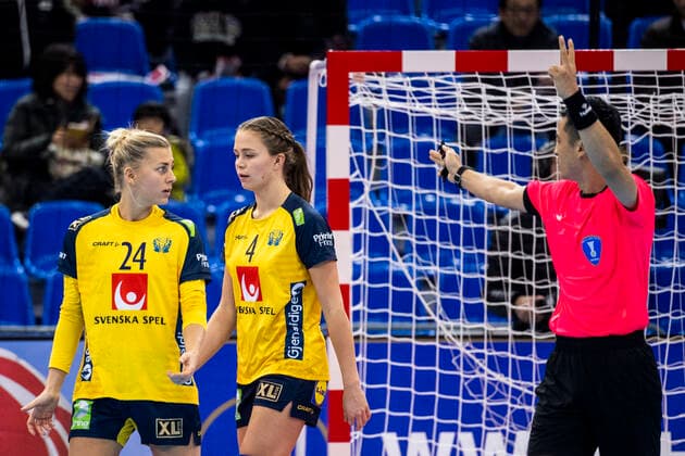 191206 Olivia Mellegard of Sweden is being sent off during the Women s World Handball Championship match between Russia and Sweden on December 6, 2019 in Kumamoto Photo Ludvig Thunman BILDBYRAN kod LT 35695 bbeng dam women handball handboll world handball championship 2019 sverige sweden ryssland russia,  Copyright: LUDVIGxTHUNMAN BB191206LT013