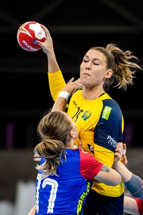 191206 Yaroslava Frolova of Russia and Mikaela Brass of Sweden during the Womens World Handball Championship match between Russia and Sweden on December 6, 2019 in Kumamoto Photo Ludvig Thunman BILDBYRAN code LT 35695 bbeng dam women handball world handball championship 2019 sweden russia russia russia,  Copyright: LUDVIGxTHUNMAN BB191206LT015