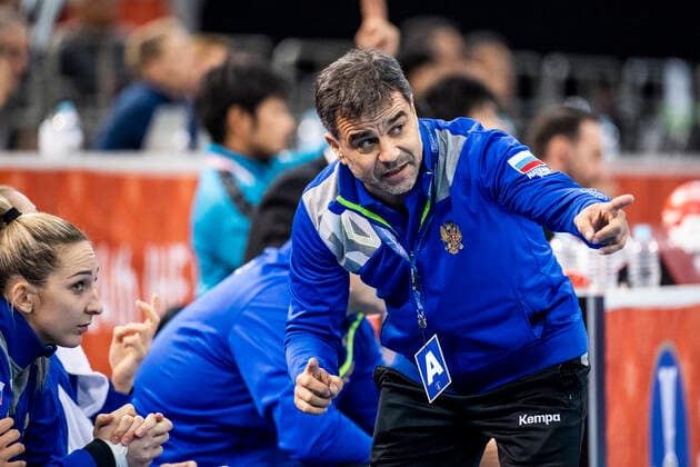 191206 head coach Ambrosio Jose Martin Cedres of Russia during the Women s World Handball Championship match between Russia and Sweden on December 6, 2019 in Kumamoto Photo Ludvig Thunman BILDBYRAN kod LT 35695 bbeng dam women handball handboll world handball championship 2019 sverige sweden ryssland russia,  Copyright: LUDVIGxTHUNMAN BB191206LT020