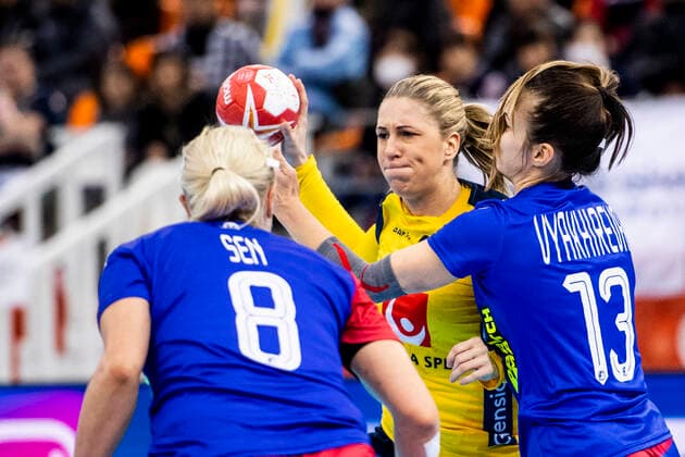 191206 Melissa Petren of Sweden and Anna Vyakhireva of Russia during the Women s World Handball Championship match between Russia and Sweden on December 6, 2019 in Kumamoto Photo Ludvig Thunman BILDBYRAN kod LT 35695 bbeng dam women handball handboll world handball championship 2019 sverige sweden ryssland russia,  Copyright: LUDVIGxTHUNMAN BB191206LT024