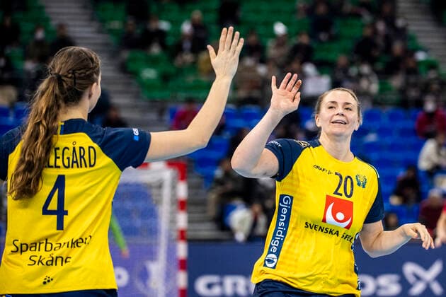 191206 Olivia Mellegard and Isabelle Gullden of Sweden celebrate during the Women s World Handball Championship match between Russia and Sweden on December 6, 2019 in Kumamoto Photo Ludvig Thunman BILDBYRAN kod LT 35695 bbeng dam women handball handboll world handball championship 2019 sverige sweden ryssland russia jubel celebration,  Copyright: LUDVIGxTHUNMAN BB191206LT032