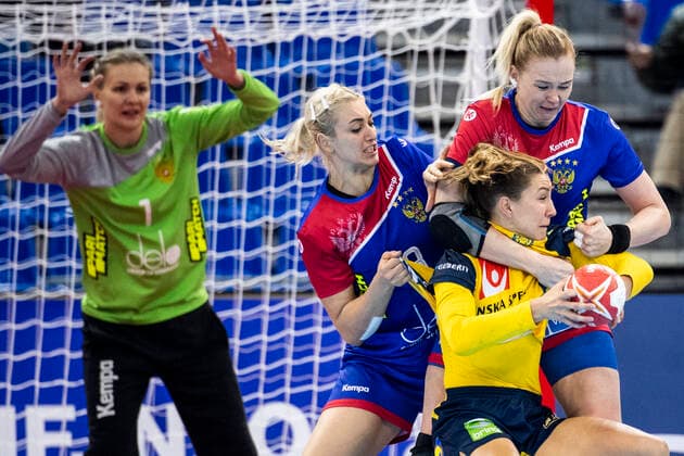 191206 Anna Lagerquist of Sweden against Kseniia Makeeva and Anna Sen of Russia during the Womens World Handball Championship match between Russia and Sweden on December 6, 2019 in Kumamoto Photo Ludvig Thunman BILDBYRAN code LT 35695 bbeng dam womens handball world handball championship 2019 sweden Russia, Russia,  Copyright: LUDVIGxTHUNMAN BB191206LT034