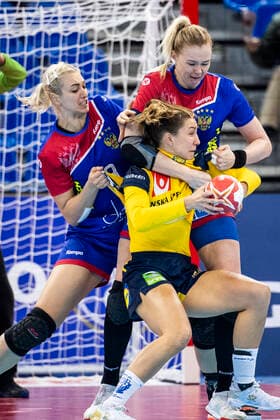 191206 Anna Lagerquist of Sweden against Kseniia Makeeva and Anna Sen of Russia during the Womens World Handball Championship match between Russia and Sweden on December 6, 2019 in Kumamoto Photo Ludvig Thunman BILDBYRAN code LT 35695 bbeng dam womens handball world handball championship 2019 sweden Russia, Russia,  Copyright: LUDVIGxTHUNMAN BB191206LT035