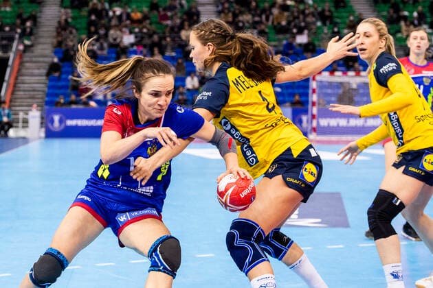 191206 Anna Vyakhireva of Russia against Olivia Mellegard of Sweden during the Women s World Handball Championship match between Russia and Sweden on December 6, 2019 in Kumamoto Photo Ludvig Thunman BILDBYRAN kod LT 35695 bbeng dam women handball handboll world handball championship 2019 sverige sweden ryssland russia,  Copyright: LUDVIGxTHUNMAN BB191206LT037