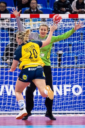 191206 Isabelle Gullden of Sweden scores on goalkeeper Anna Sedoykina of Russia during the Women s World Handball Championship match between Russia and Sweden on December 6, 2019 in Kumamoto Photo Ludvig Thunman BILDBYRAN kod LT 35695 bbeng dam women handball handboll world handball championship 2019 sverige sweden ryssland russia,  Copyright: LUDVIGxTHUNMAN BB191206LT038