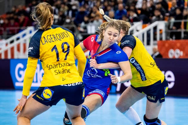 191206 Vladlena Bobrovnikova of Russia against Anna Lagerquist and Linn Blohm of Sweden during the Womens World Handball Championship match between Russia and Sweden on December 6, 2019 in Kumamoto Photo Ludvig Thunman BILDBYRAN code LT 35695 bbeng dam women handball handball world handball championship 2019 sweden Russia, Russia,  Copyright: LUDVIGxTHUNMAN BB191206LT040
