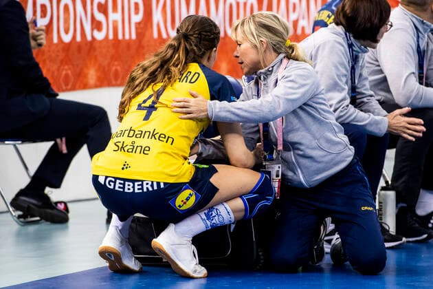 191206 Olivia Mellegard of Sweden receives medical attention during the Womens World Handball Championship match between Russia and Sweden on December 6, 2019 in Kumamoto Photo Ludvig Thunman BILDBYRAN code LT 35695 bbeng dam women handball handball world 2019 championship sweden russia russia injury injury,  Copyright: LUDVIGxTHUNMAN BB191206LT044