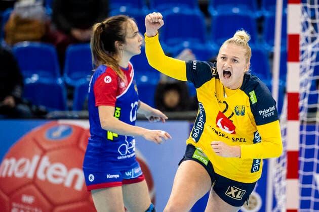 191206 Hanna Blomstrand of Sweden celebrates during the Womens World Handball Championship match between Russia and Sweden on December 6, 2019 in Kumamoto Photo Ludvig Thunman BILDBYRAN code LT 35695 bbeng dam women handball handball world 2019 championship sweden russia russia jubilee celebration,  Copyright: LUDVIGxTHUNMAN BB191206LT045