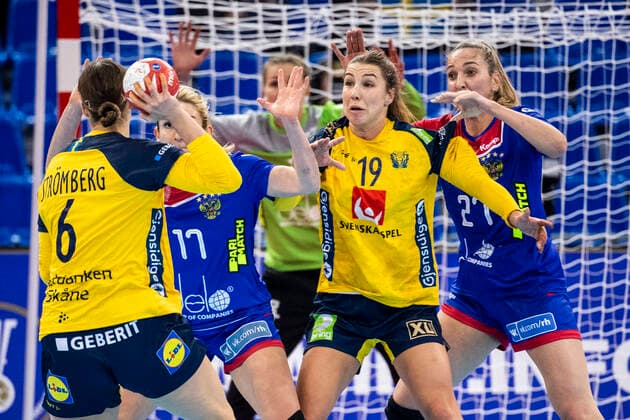 191206 Carin Strömberg and Anna Lagerquist of Sweden during the Womens World Handball Championship match between Russia and Sweden on December 6, 2019 in Kumamoto Photo Ludvig Thunman BILDBYRAN kod LT 35695 bbeng dam womens handball handball world 2019 championship sweden russia russia,  Copyright: LUDVIGxTHUNMAN BB191206LT048