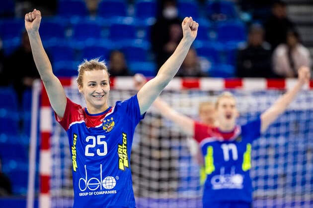 191206 Olga Fomina and Vladlena Bobrovnikova of Russia celebrate during the Women s World Handball Championship match between Russia and Sweden on December 6, 2019 in Kumamoto Photo Ludvig Thunman BILDBYRAN kod LT 35695 bbeng dam women handball handboll world handball championship 2019 sverige sweden ryssland russia jubel celebration,  Copyright: LUDVIGxTHUNMAN BB191206LT053
