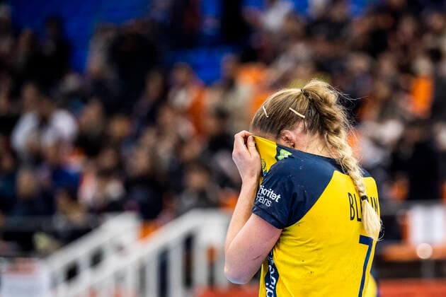 191206 Linn Blohm of Sweden looks dejected after the Women s World Handball Championship match between Russia and Sweden on December 6, 2019 in Kumamoto Photo Ludvig Thunman BILDBYRAN kod LT 35695 bbeng dam women handball handboll world handball championship 2019 sverige sweden ryssland russia depp dejected,  Copyright: LUDVIGxTHUNMAN BB191206LT058