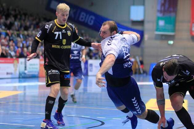 2 Bundesliga Handball VfL Luebeck Schwartau HSC 2000 Coburg 06 12 2019, Hansehalle Luebeck, GER, 2 Bundesliga Handball VfL Luebeck Schwartau HSC 2000 Coburg picture shows Jan Schult VfL Luebeck Schwartau wins against Marcel Timm HSC 2000 Coburg, back Andreas Schröder Schroeder HSC 2000 Coburg nordphotox xTauchnitz nph00059