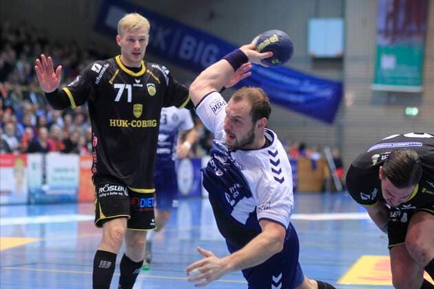 2 Bundesliga Handball VfL Luebeck Schwartau HSC 2000 Coburg 06 12 2019, Hansehalle Luebeck, GER, 2 Bundesliga Handball VfL Luebeck Schwartau HSC 2000 Coburg picture shows Jan Schult VfL Luebeck Schwartau wins against Marcel Timm HSC 2000 Coburg, back Andreas Schröder Schroeder HSC 2000 Coburg nordphotox xTauchnitz nph00059