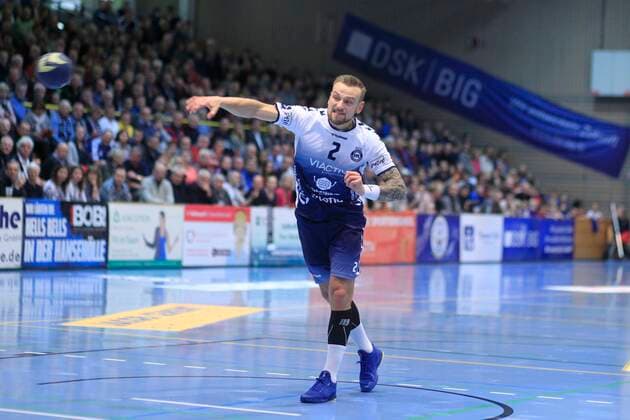 2 Bundesliga Handball VfL Luebeck Schwartau HSC 2000 Coburg 06 12 2019, Hansehalle Luebeck, GER, 2 Bundesliga Handball VfL Luebeck Schwartau HSC 2000 Coburg in picture picture shows single action action whole figure single release Thees Glabisch VfL Luebeck Schwartau at the sevenmeter nordphotox xTauchnitz nph00059