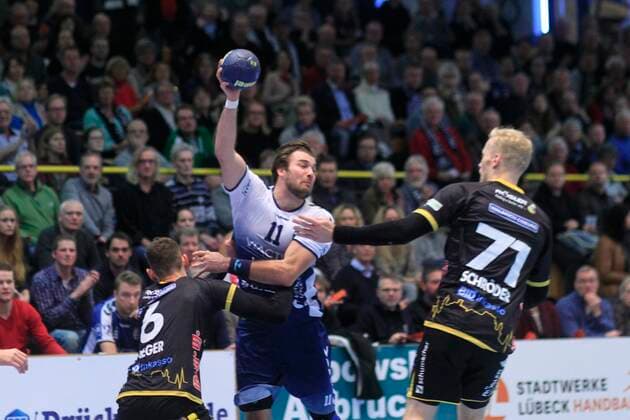 2 Bundesliga Handball VfL Luebeck Schwartau HSC 2000 Coburg 06 12 2019, Hansehalle Luebeck, GER, 2 Bundesliga Handball VfL Luebeck Schwartau HSC 2000 Coburg in the picture picture shows passing game from Markus Hansen VfL Luebeck Schwartau over Andreas Schröder Schroeder HSC 2000 Coburg away, front Max Jaeger HSC 2000 Coburg nordphotox xTauchnitz nph00059
