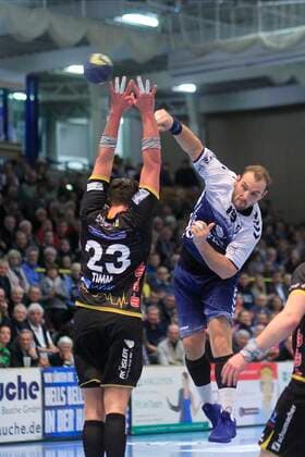 2 Bundesliga Handball VfL Luebeck Schwartau HSC 2000 Coburg 06 12 2019, Hansehalle Luebeck, GER, 2 Bundesliga Handball VfL Luebeck Schwartau HSC 2000 Coburg picture shows Jan Schult VfL Luebeck Schwartau jumping over Marcel Timm HSC 2000 Coburg nordphotox xTauchnitz nph00059