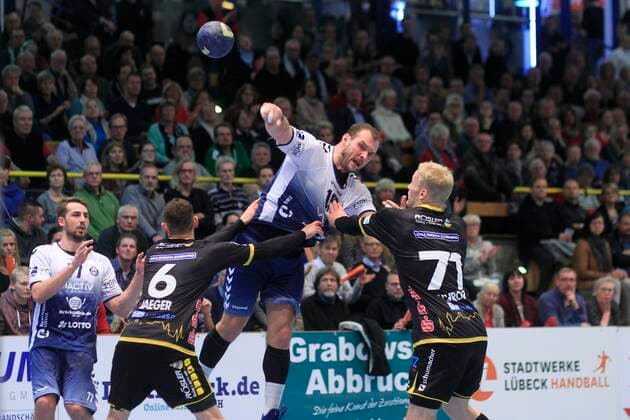 2 Bundesliga Handball VfL Luebeck Schwartau HSC 2000 Coburg 06 12 2019, Hansehalle Luebeck, GER, 2 Bundesliga Handball VfL Luebeck Schwartau HSC 2000 Coburg picture shows Jan Schult VfL Luebeck Schwartau wins against Max Jaeger HSC 2000 Coburg and Andreas Schröder Schroeder HSC 2000 Coburg nordphotox xTauchnitz nph00059