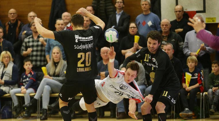 Bietigheim , Handball 2 Bundesliga SG BBM Bietigheim vs TuS Ferndorf , from left Tim Dahlhaus BBM Julian Schneider Ferndorf Christian Schäfer BBM