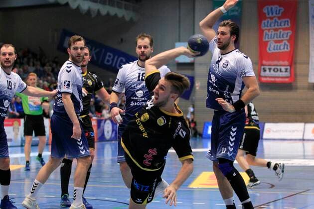 2 Bundesliga Handball VfL Luebeck Schwartau HSC 2000 Coburg 06 12 2019, Hansehalle Luebeck, GER, 2 Bundesliga Handball VfL Luebeck Schwartau HSC 2000 Coburg in picture shows Tobias Varvne HSC 2000 Coburg plays himself free, behind Martin Waschul VfL Luebeck Schwartau and Markus Hansen VfL Luebeck Schwartau nordphotox xTauchnitz nph00059