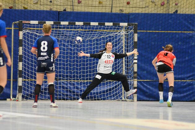 Laura Waldmaier SG H2Ku Herrenberg Kuties 12 in goal against Nina Fischer TG Nuertingen 4 TG Nuertingen, handball, league game, 06 12 2019, photo TBaur Eibner TG Nuertingen vs SG H2ku Herrenberg Kuties Nuertingen Copyright: xBaur xEibner-Pressefotox EP_Toba