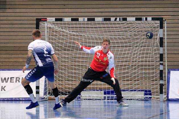 2 Bundesliga Handball VfL Luebeck Schwartau HSC 2000 Coburg 06 12 2019, Hansehalle Luebeck, GER, 2 Bundesliga Handball VfL Luebeck Schwartau HSC 2000 Coburg pictured picture shows Thees Glabisch VfL Luebeck Schwartau scoring a seven-meter goal against goalkeeper Konstantin Poltrum HSC 2000 Coburg nordphotox xTauchnitz nph00059
