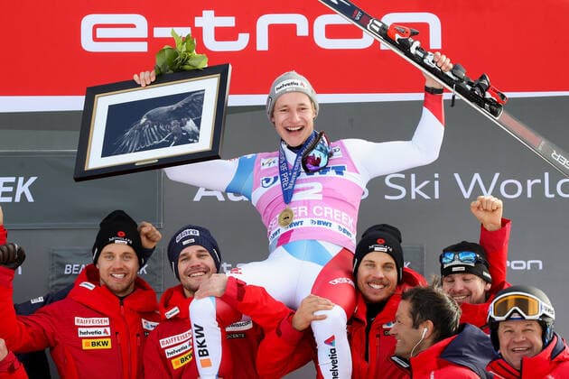 Bilder des Jahres 2019, Sport 12 Dezember Sport Themen der Woche KW49 Sport Bilder des Tages ALPINE SKIING - FIS WC Beaver Creek BEAVER CREEK,COLORADO,USA,06.DEC.19 - ALPINE SKIING - FIS World Cup, Super G, men. Image shows the rejoicing of Marco Odermatt (SUI) with his team. Keywords: Stoeckli. GEPAxpictures xChristianxWalgram