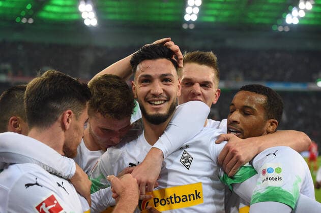 Bilder des Jahres 2019, Sport 12 Dezember Sport Themen der Woche KW49 Sport Bilder des Tages xnjx 07.12.2019; Moenchengladbach; 1. Fussball-Bundesliga; Borussia Moenchengladbach vs. Bayern Muenchen Torjubel Gladbach nach dem 1-1; in. Der Mitte Torschuetze Ramy Bensebaini (Gladbach) Gemaess den Vorgaben der DFL Deutsche Fussball Liga ist es untersagt, in dem Stadion und oder vom Spiel angefertigte Fotoaufnahmen in Form von Sequenzbildern und oder videoaehnlichen Fotostrecken zu verwerten bzw. Verwerten zu lassen. DFL regulations prohibit any use of photographs as image sequences and or quasi-video. Moenchengladbach *** xnjx 07 12 2019 Moenchengladbach 1 Soccer Bundesliga Borussia Moenchengladbach vs. Bayern Muenchen Goal celebration Gladbach after 1 1 in Der Mitte Goal scorer Ramy Bensebaini Gladbach According to the DFL Deutsche Fussball Liga it is forbidden, to utilize photographs taken in the stadium and or from the match in the form of sequence images and or video-like photo sequences or to have them utilized DFL regulations prohibit any use of photographs as image sequences and or quasi video Moenchengladbach