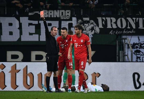 Bilder des Jahres 2019, Sport 12 Dezember Sport Themen der Woche KW49 Sport Bilder des Tages 07.12.2019, xjhx, Fussball 1.Bundesliga, Borussia Moenchengladbach - FC Bayern Muenchen emspor, v.l. Javi Martinez (FC Bayern Muenchen) Gelbe-Rote Karte fuer, receive a yellow-red card, (DFL DFB REGULATIONS PROHIBIT ANY USE OF PHOTOGRAPHS as IMAGE SEQUENCES and or QUASI-VIDEO) Moenchengladbach *** 07 12 2019, xjhx, Football 1 Bundesliga, Borussia Moenchengladbach FC Bayern Muenchen emspor, v l Javi Martinez FC Bayern Muenchen Yellow Red Card for, receive a yellow red card, DFL DFB REGULATIONS PROHIBIT ANY USE OF PHOTOGRAPHS as IMAGE SEQUENCES and or QUASI VIDEO Moenchengladbach