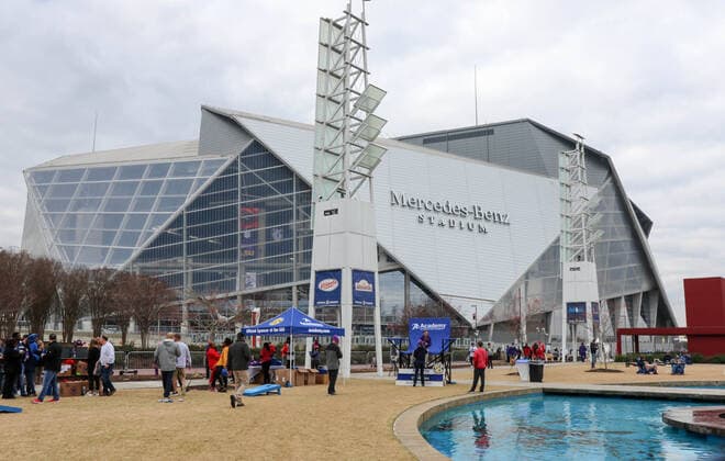 December 07, 2019: Crowds start to gather outside Mercedes Benz Stadium before the SEC Championship game between the Georgia Bulldogs and the LSU Tigers at in Atlanta, GA. CSM NCAA, College League, USA Football 2019: Georgia vs LSU DEC 07 - ZUMAc04_ 20191206_zaf_c04_233 Copyright: xJonathanxMailhesx