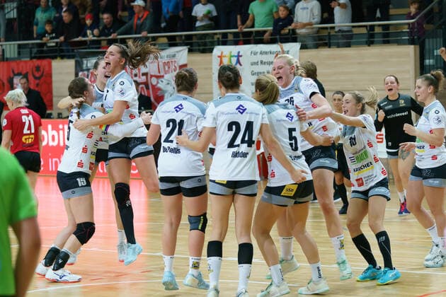 07 12 2019, Handball Women 2 Bundesliga, Season 2019 2020, SV Union Halle Neustadt vs. VfL Waiblingen The Tigers cheer after a 28 28 Halle Erdgas Sportarena Sachsen Anhalt Germany