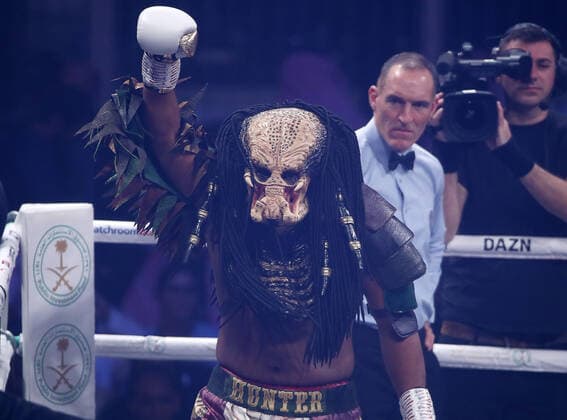 Bilder des Jahres 2019, Sport 12 Dezember Sport Themen der Woche KW49 Sport Bilder des Tages SAUDI ARABIA - DECEMBER 7, 2019: American boxer Michael Hunter appears wearing a Predator movie mask at his eliminator for the WBA World Heavyweight Championship Title against Russian rival Alexander Povetkin at Diriyah Arena outside Riyadh. Valery Sharifulin TASS  TS0C672C