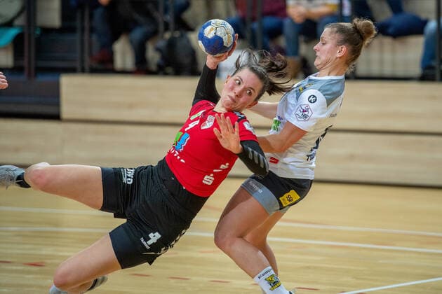 Pia Dietz SV Union Halle gets fouled SV Union Halle Neustadt Wildcats vs VfL Waiblingen Handball 2 Bundesliga Season 2019 2020 Copyright xVIADATAx xHolgerxJohnx Halle Saale Sachsen Anhalt Germany