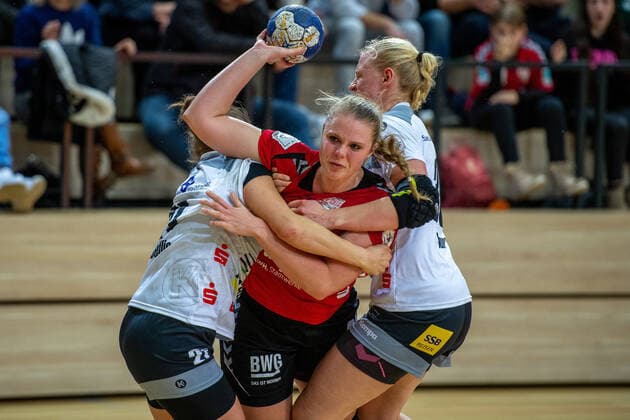 Danique Boonkamp SV Union Halle is clamped by Louisa de Bellis Waiblingen and Vivien Jäger Waiblingen SV Union Halle Neustadt Wildcats vs VfL Waiblingen Handball 2 Bundesliga Saison 2019 2020 Copyright xVIADATAx xHolgerxJohnx Halle Saale Sachsen Anhalt Germany