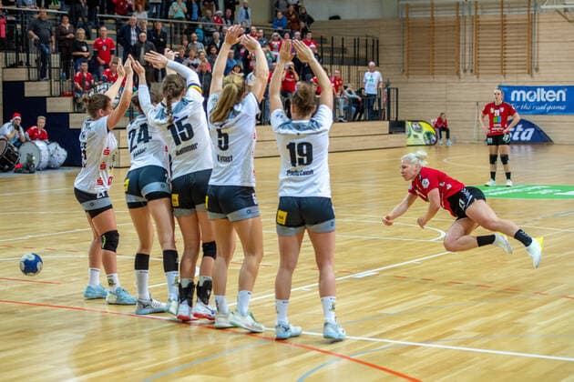 Sophie Lütke SV Union Halle tries to score in the last second past the wall SV Union Halle Neustadt Wildcats vs VfL Waiblingen Handball 2 Bundesliga Season 2019 2020 Copyright xVIADATAx xHolgerxJohnx Halle Saale Sachsen Anhalt Germany
