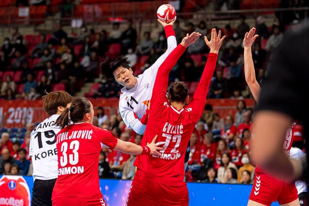 Handball, Womens World Cup 2019, Main Round, Group 1, 6 Matchday , Serbia Korea v li Eunhye Kang Korea , Jovana Stoiljkovic Serbia , Eun Hee Ryu Korea ,Dragana Cvijic Serbia Kumamoto Aqua Dome Kumamoto Japan