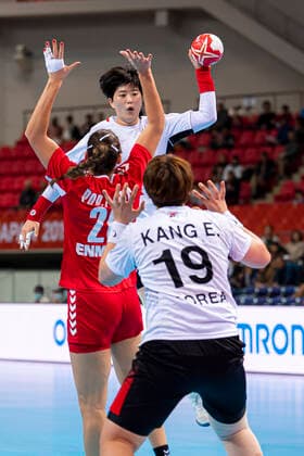 Handball, Women WM 2019, Main Round, Group 1, 6 Matchday , Serbia Korea Eun Hee Ryu Korea , Marija Obradovic Serbia , Eunhye Kang Korea Kumamoto Aqua Dome Kumamoto Japan