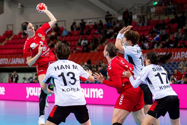 Handball, Women WM 2019, Main Round, Group 1, 6 Matchday , Serbia Korea Jelena Lavko Serbia , Miseul Han Korea Kumamoto Aqua Dome Kumamoto Japan