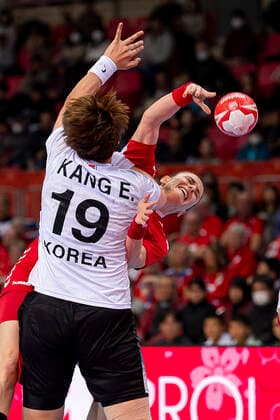Handball, Women WM 2019, Main Round, Group 1, 6 Matchday , Serbia Korea Eunhye Kang Korea , Jelena Trifunovic Serbia Kumamoto Aqua Dome Kumamoto Japan
