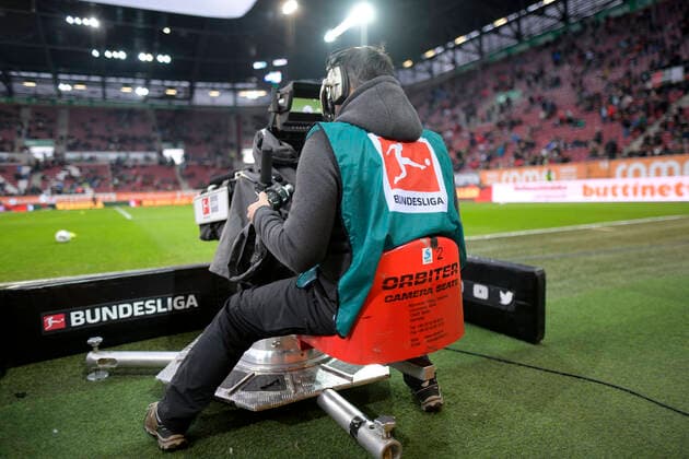 07.12.2019, Fussball 1. Bundesliga 2019 2020, 14.Spieltag, FC Augsburg - FSV Mainz 05, in der WWK-Arena Augsburg, Kameramann am Spielfeldrand. ***DFL and DFB regulations prohibit any use of photographs as image sequences and or quasi-video.*** *** 07 12 2019, Football 1 Bundesliga 2019 2020, 14 Matchday, FC Augsburg FSV Mainz 05, at the WWK Arena Augsburg, cameraman at the edge of the field DFL and DFB regulations prohibit any use of photographs as image sequences and or quasi video
