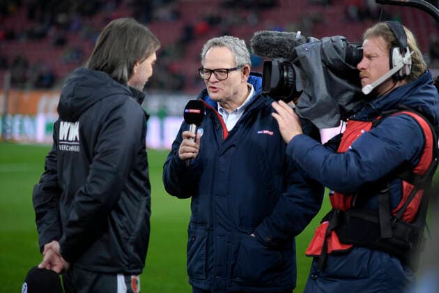 07.12.2019, Fussball 1. Bundesliga 2019 2020, 14.Spieltag, FC Augsburg - FSV Mainz 05, in der WWK-Arena Augsburg, Moderator Uli Potofski (Sky beim Interview mit Trainer Martin Schmidt (li, FC Augsburg). ***DFL and DFB regulations prohibit any use of photographs as image sequences and or quasi-video.*** *** 07 12 2019, Football 1 Bundesliga 2019 2020, 14 Matchday, FC Augsburg FSV Mainz 05, at WWK Arena Augsburg, presenter Uli Potofski Sky Sport interviewing coach Martin Schmidt li, FC Augsburg DFL and DFB regulations prohibit any use of photographs as image sequences and or quasi video