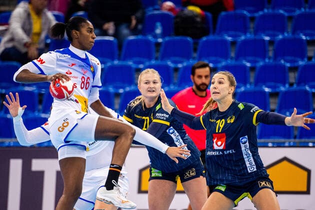 191208 Alexandrina Cabral Barbosa of Spain and Anna Lagerquist of Sweden during the Womens World Handball Championship match between Spain and Sweden on December 8, 2019 in Kumamoto Photo Ludvig Thunman BILDBYRAN code LT 35696 bbeng dam women handball handball world handball championship 2019 sweden sweden spain spain,  Copyright: LUDVIGxTHUNMAN BB191208LT007