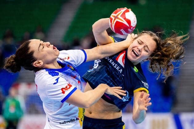 191208 Marta Lopez Herrero of Spain and Evelina Källhage of Sweden during the Women s World Handball Championship match between Spain and Sweden on December 8, 2019 in Kumamoto Photo Ludvig Thunman BILDBYRAN kod LT 35696 bbeng dam women handball handboll world handball championship 2019 sverige sweden spanien spain,  Copyright: LUDVIGxTHUNMAN BB191208LT009