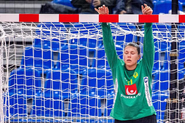 191208 Goalkeeper Filippa Idehn of Sweden looks dejected during the Women s World Handball Championship match between Spain and Sweden on December 8, 2019 in Kumamoto Photo Ludvig Thunman BILDBYRAN kod LT 35696 bbeng dam women handball handboll world handball championship 2019 sverige sweden spanien spain,  Copyright: LUDVIGxTHUNMAN BB191208LT017